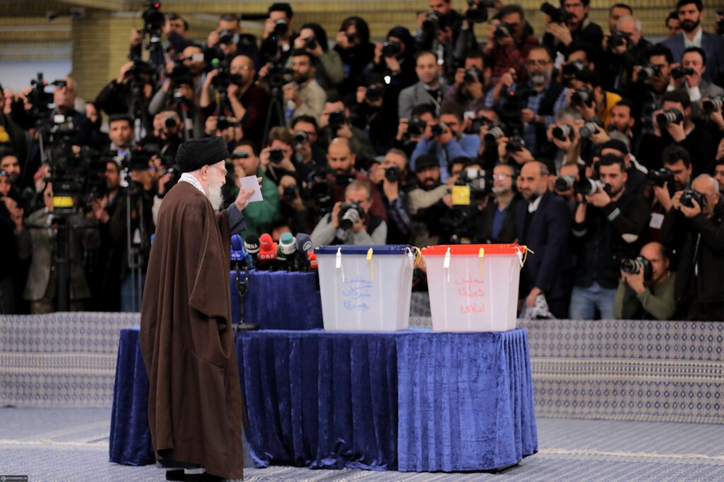 Devrimin lideri Ayetullah Hamanei, bu Cuma sabahı İslamî Şûra Meclisi'nin 12. seçim dönemi ve Uzmanlar( Meclis-i Hubregan-i Rehberi) Meclisi'nin 6. dönemi için oylamanın başında oyunu kullandı.