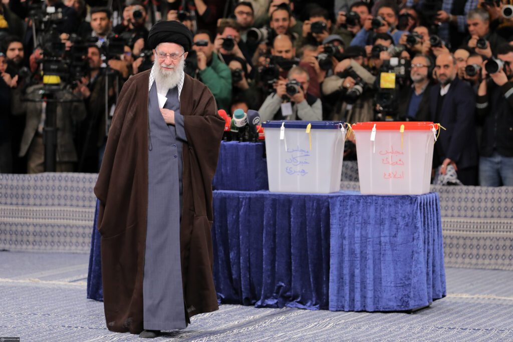 Devrimin lideri Ayetullah Hamanei, bu Cuma sabahı İslamî Şûra Meclisi'nin 12. seçim dönemi ve Uzmanlar( Meclis-i Hubregan-i Rehberi) Meclisi'nin 6. dönemi için oylamanın başında oyunu kullandı.