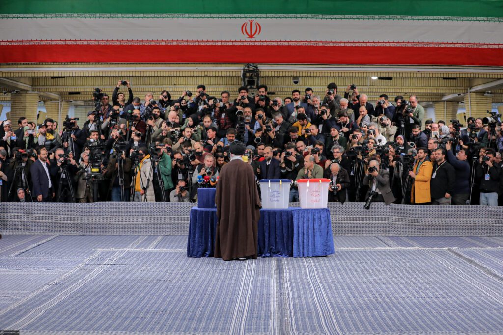 Devrimin lideri Ayetullah Hamanei, bu Cuma sabahı İslamî Şûra Meclisi'nin 12. seçim dönemi ve Uzmanlar( Meclis-i Hubregan-i Rehberi) Meclisi'nin 6. dönemi için oylamanın başında oyunu kullandı.