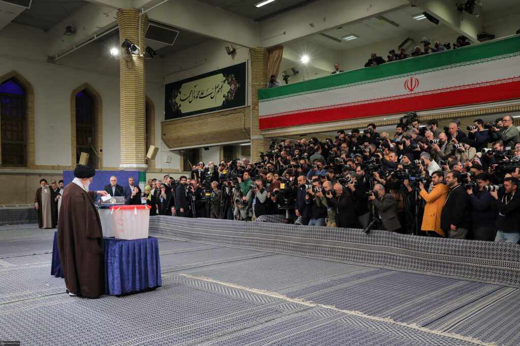 Devrimin lideri Ayetullah Hamanei, bu Cuma sabahı İslamî Şûra Meclisi'nin 12. seçim dönemi ve Uzmanlar( Meclis-i Hubregan-i Rehberi) Meclisi'nin 6. dönemi için oylamanın başında oyunu kullandı.